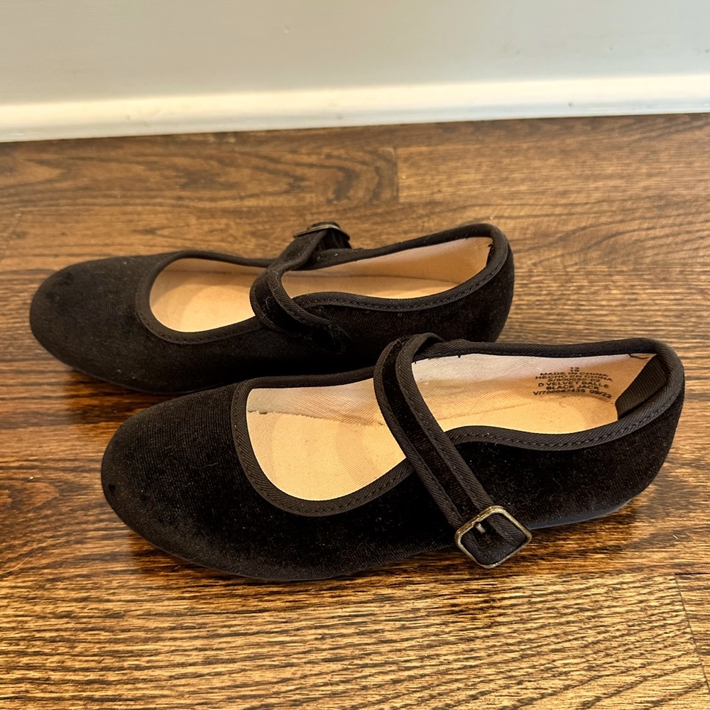 Old Navy girls black velvet Mary janes, size 13
